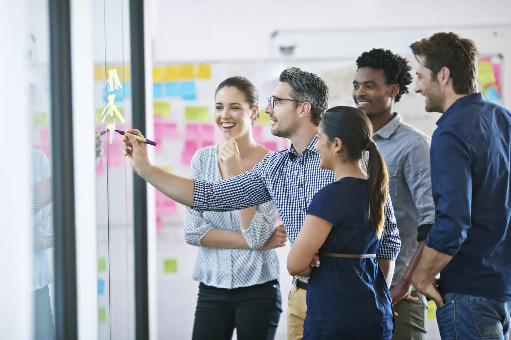 Foto de uma equipe em busca do progresso da empresa, trabalhando juntos para o sucesso.