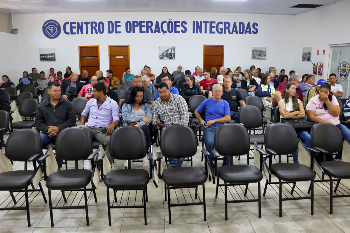 Foto de um grupo de pessoas aguardando o início do treinamento em equipe